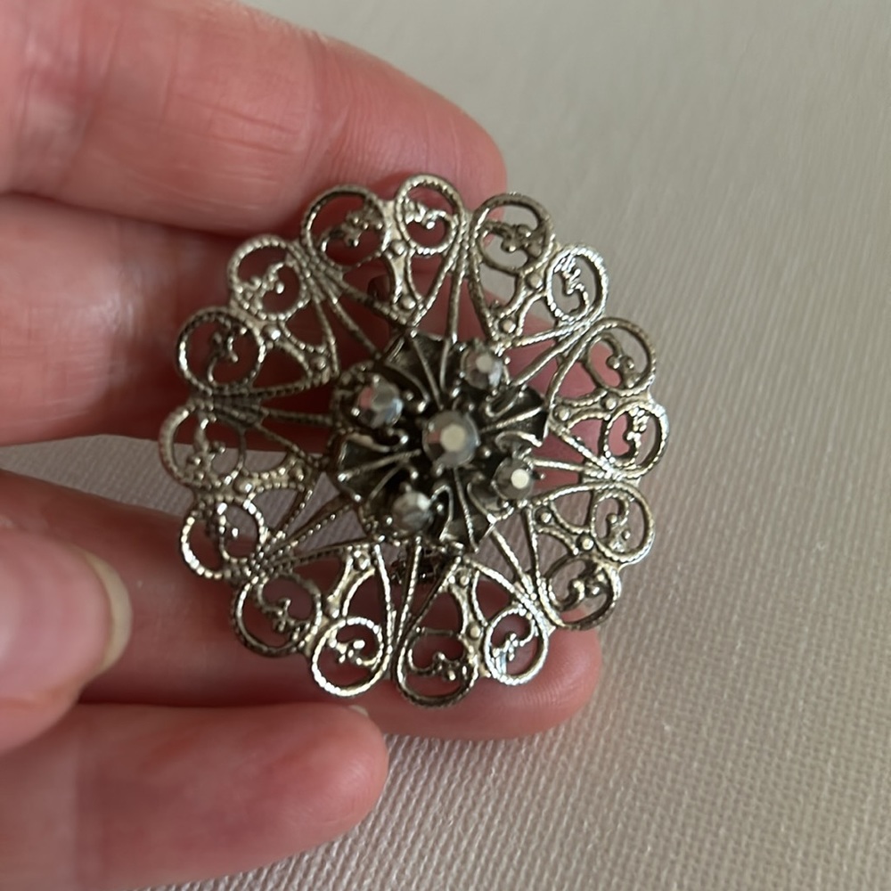 109) Vintage Silver Tone
Rhinestone Brooch